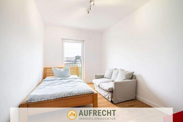 helle Räumlichkeit mit Zugang zum Dachboden