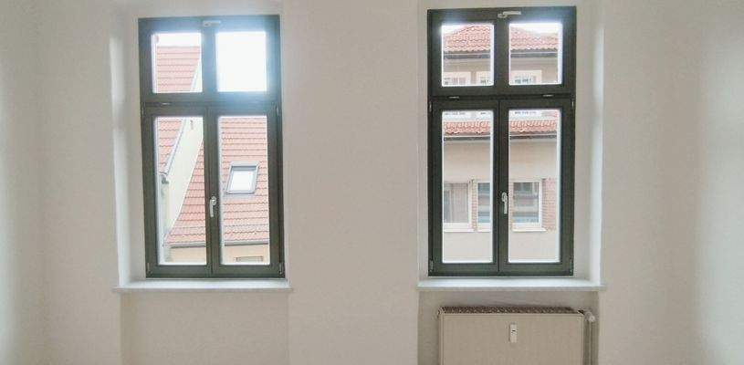 Zimmer mit zwei Fenstern