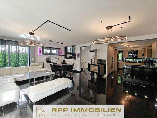 Wohnzimmer mit offener Küche