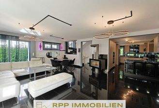 Wohnzimmer mit offener Küche