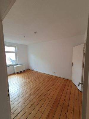 Leeres Wohnzimmer mit Holzboden