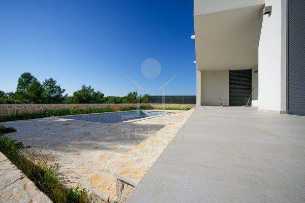 Mediterrane Terrasse mit Pool 