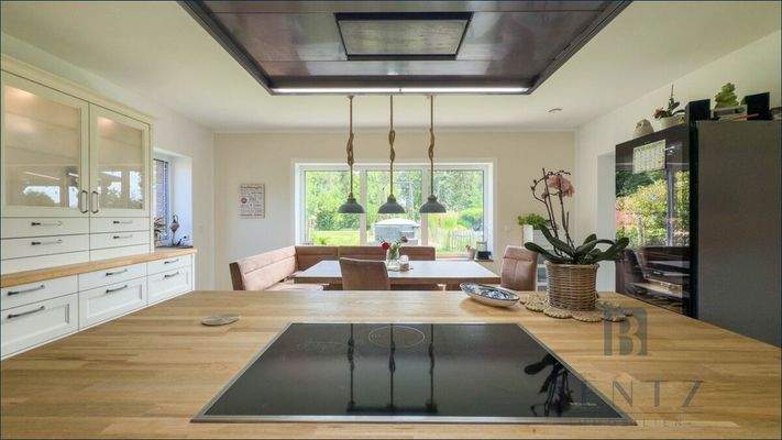 Küche mit Blick in den Garten