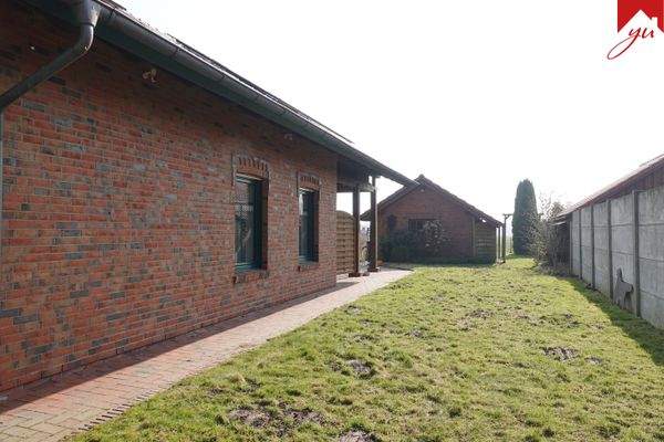 seitlicher Gartenansicht