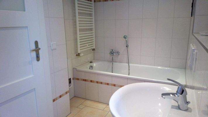Badezimmer mit Wanne…