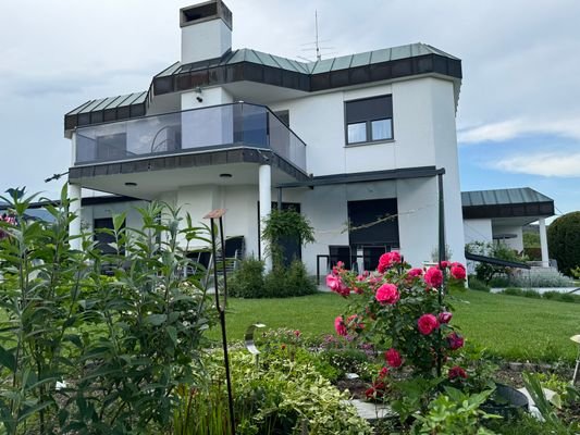 Gartenansicht, Terrasse und Balkon