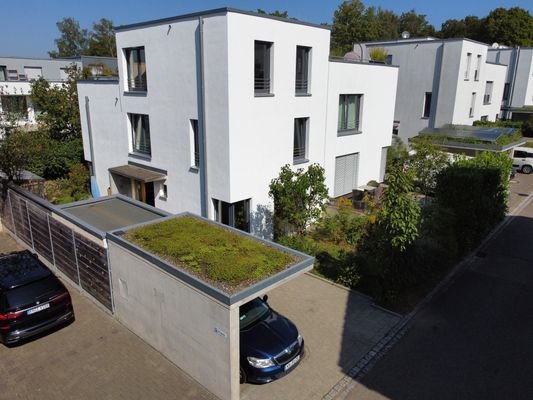 Carport und ein Kfz.-Stellplatz