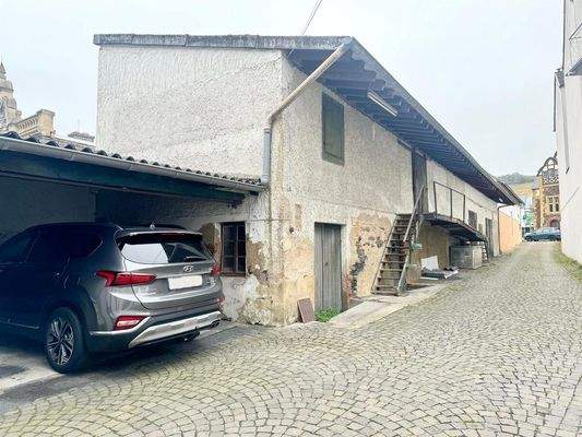 Zufahrt und Nebengebäude