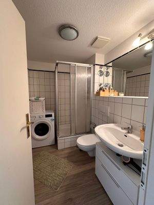 Bad mit Dusche und Waschmaschinenanschluß