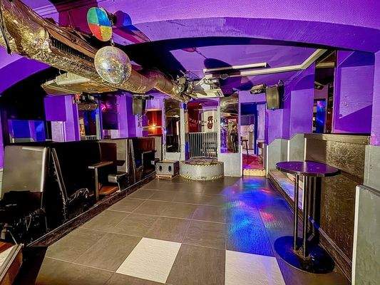 Nachtclub mit lila Wänden