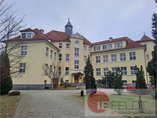 Innenhof mit Parkfläche