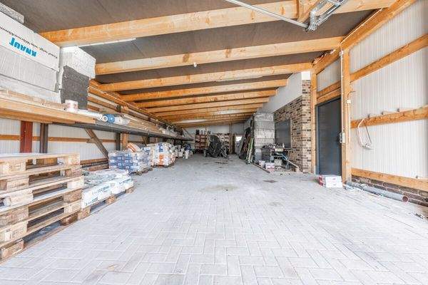 mit viel Stauraum und Schwerlastregalen