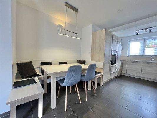 Helle, offene Einbauküche mit Sitzecke im EG