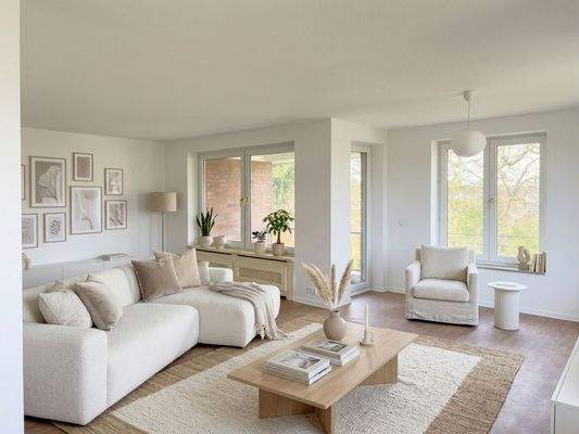 Wohn - und Esszimmer  mit Zutritt zum Balkon - Staging 