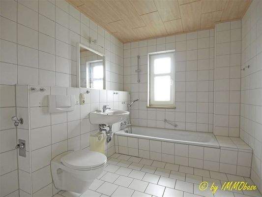 Badezimmer mit Fenster und Wanne