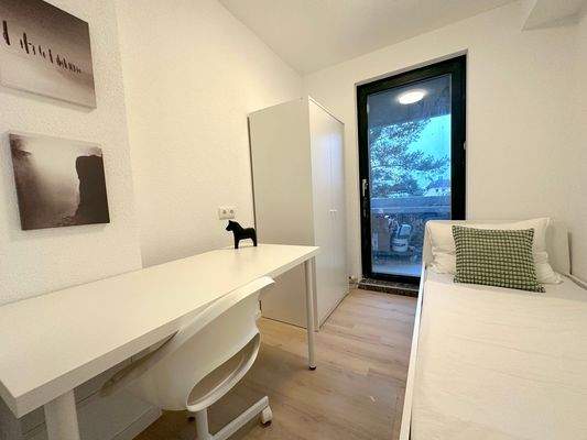 Helles WG-Zimmer mit Balkon