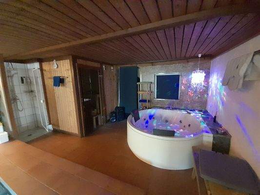 Sauna mit Whirlpool