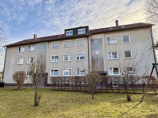 Hauseingangsseite mit Grünanlage