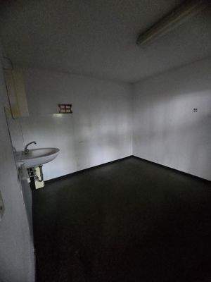 Leeres Büro mit Waschbecken