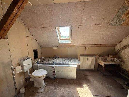 WC mit Wanne und Therme im DG