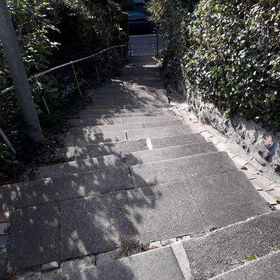 Steiler Weg mit Blick zur Hauptstraße