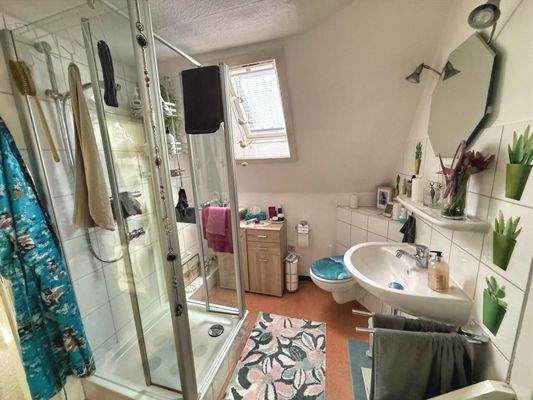 Tageslichtbad mit Dusche im Dachgeschoss