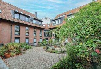 Harmonischer Innenhof mit gepflegter Gartenanlage und stilvollem Ambiente