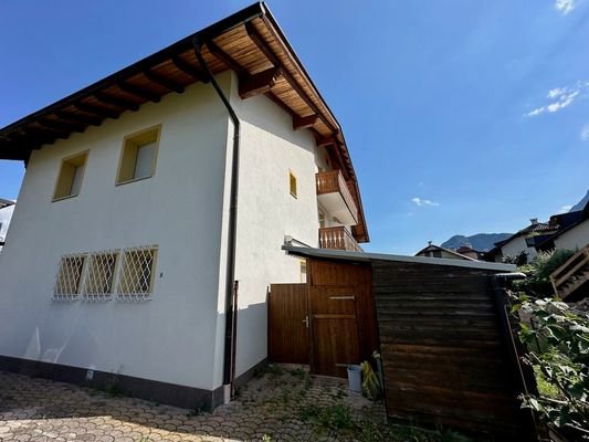 Haus-in-St.-Pauls-Eppan-an-der-Weinstraße-Einfamilienhaus-mit-6-Wohnungen-vier-kleine-Wohnungen-zwei-große-Wohnungen-mit-Garten-mit-Balkon-mit-Garage-casa-in-St.-Pauls-Appiano-sulla-strada-del-vino-casa-familiare-con-6-appartamenti-quattro-piccoli-apparta