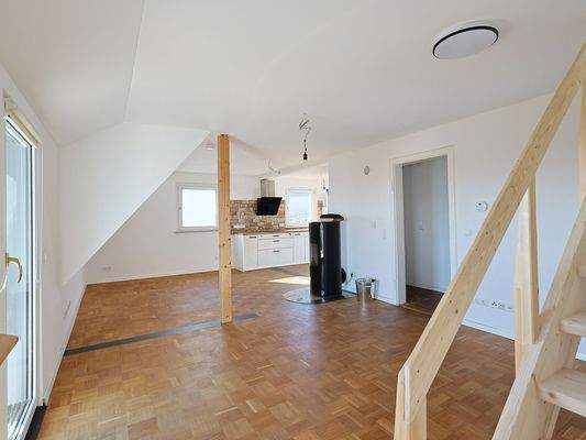 Schöner, heller Wohn- und Essbereich mit offener Küche