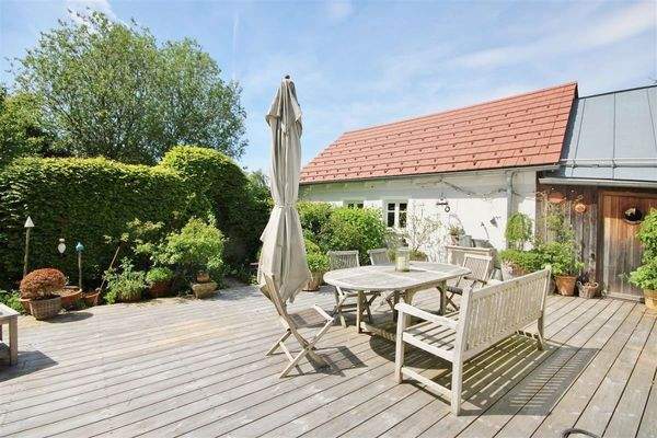 Hausansicht mit Terrasse (2).JPG