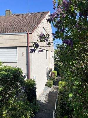 Weg zum Eingang von Süden