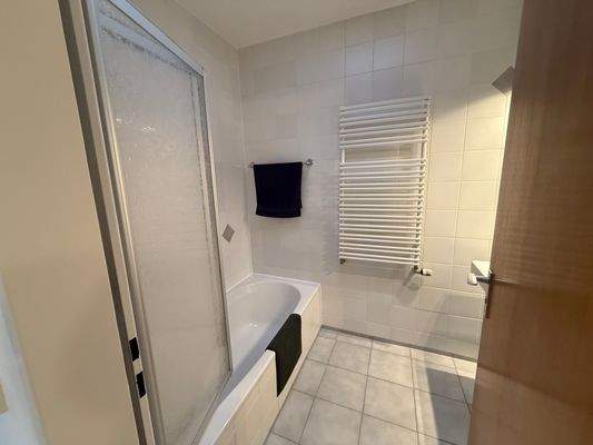 Badezimmer mit Lichtkuppel & Wanne