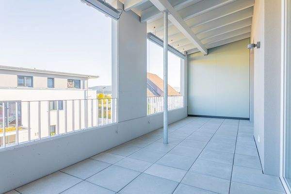 Großer Balkon mit Sonnenschutz