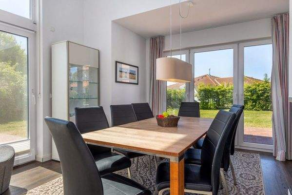 Essplatz mit Gartenblick und Terrassenzugang