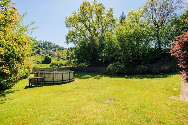 Garten mit Schwimmingpool