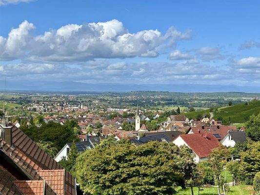 Grandiose Weitsicht auf die Rheinebene und die Vog
