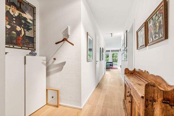 Großzügiger Flurbereich als verbindendes Element zwischen Wohnen und Ruhezone