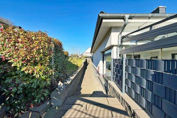 seitlicher Weg zum Haupteingang