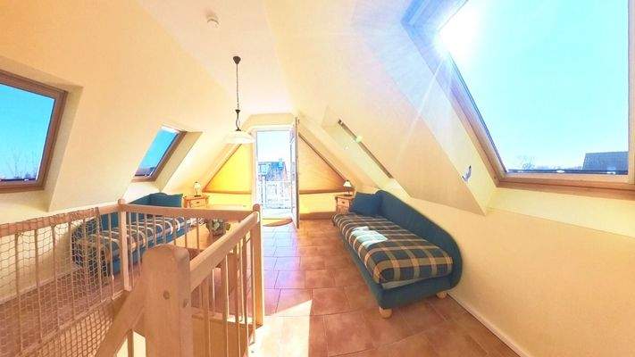 Lichtdurchflutetes Studiozimmer im Dachgeschoss mit Südbalkon