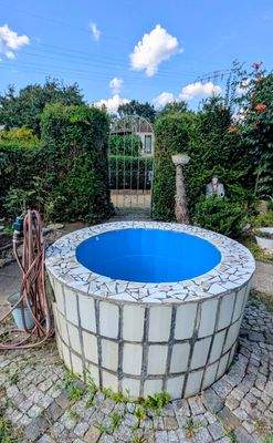 Wasserbecken in Brunnenform