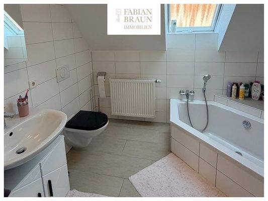 Bad mit Eckbadewanne 