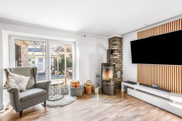 Wohnbereich mit Kaminofen und Terrassenzugang