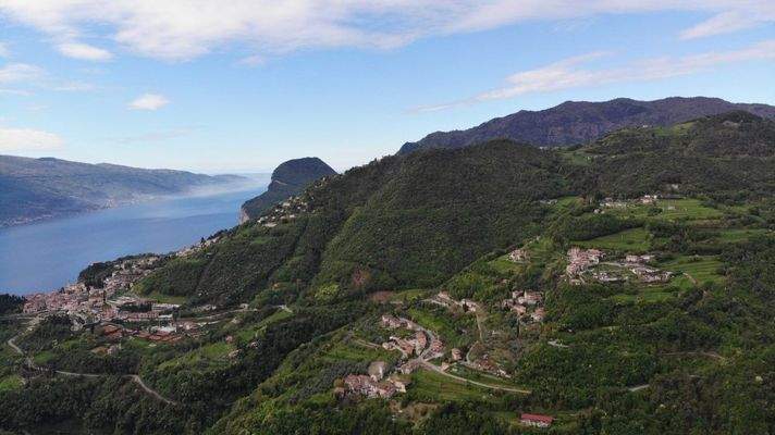 dorf mit seeblick.jpg