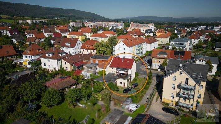 Die Thüringen-Kliniken im Hintergrund