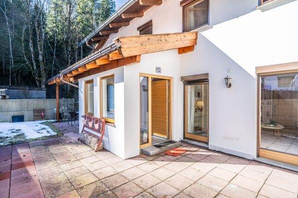 Anbau Eingang mit dahinter liegender Ost-Süd-Terrasse