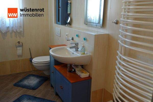 Hauptbad mit Dusche und Wanne