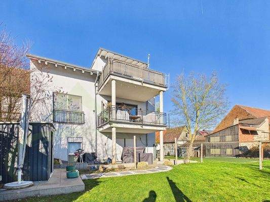 Rückseite mit Balkon