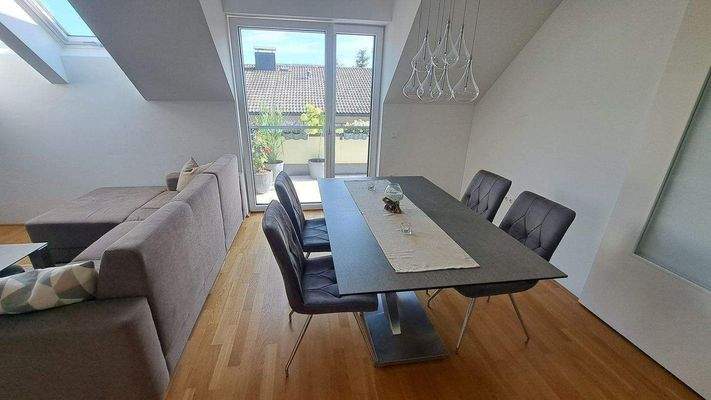 Wohnzimmer mit Ausgang auf die Terrasse