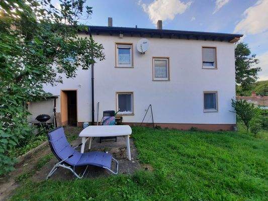 Rückansicht mit kleiner Wiese