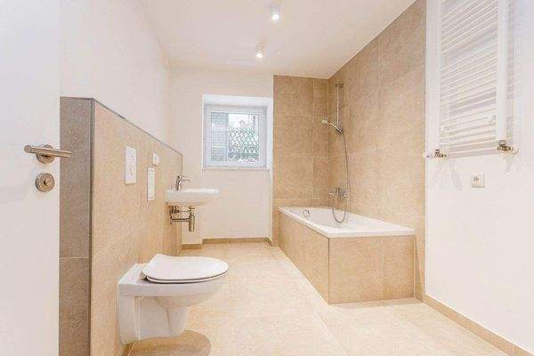 Elegantes Wannenbad mit Fenster